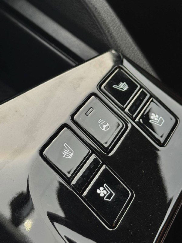 Блок кнопок на центральной консоли KIA Sportage: включение обогрева сидений, регулировки и другие функциональные элементы в крупном плане.