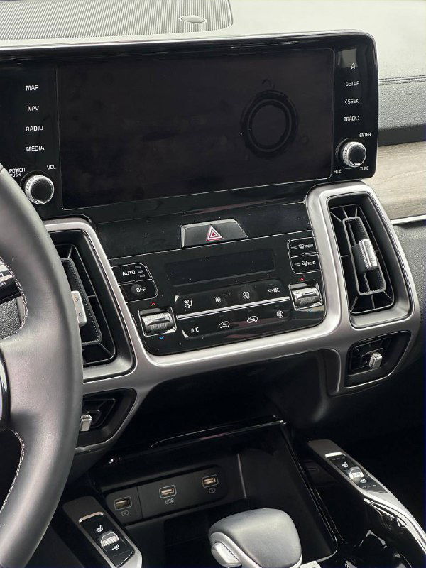 Передняя панель и мультимедийный экран KIA Sorento 2020 — крупный план центральной панели, вентиляционные решётки и экран мультимедиа.