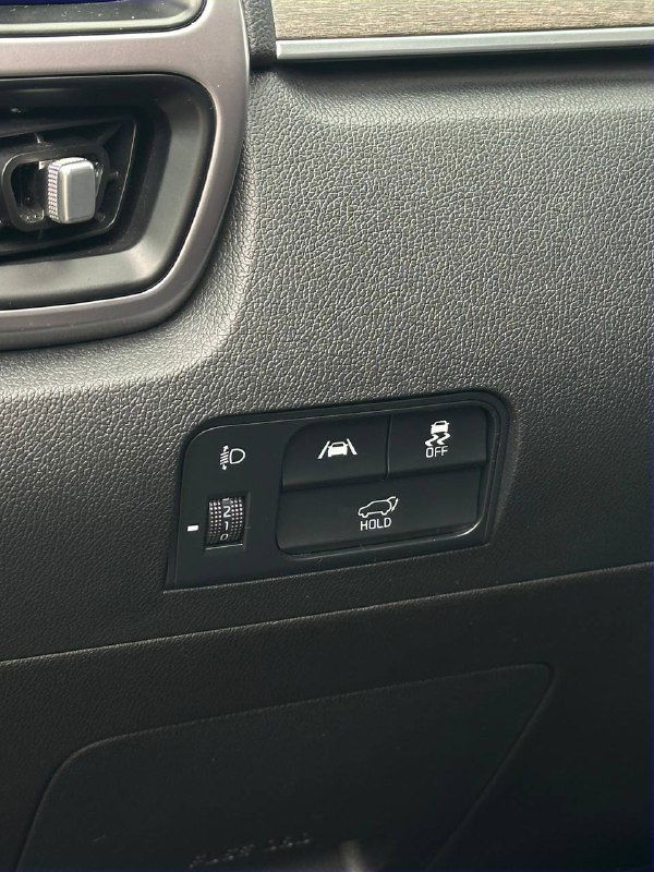 Кнопки помощи водителю и элементы панели KIA Sorento 2020 — крупный план блока с ассистентами и портами, состояние видно подробно.