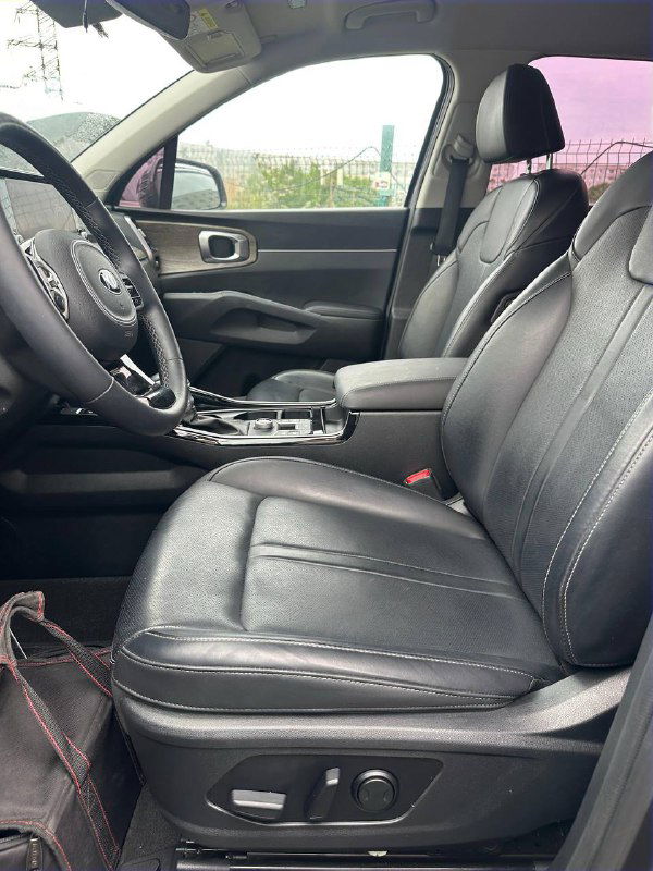 Передние кожаные сиденья KIA Sorento 2020 — вид сидений водителя и пассажира, регулировка, состояние обивки и подлокотник.