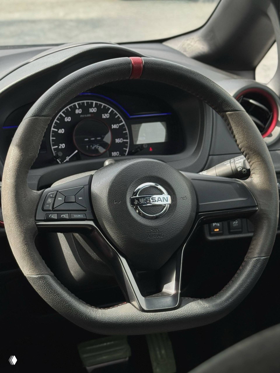 Фото руля и приборной панели Nissan Note Nismo ePower — спортивный многофункциональный руль, панель приборов с цифровыми и аналоговыми показателями, правый руль.