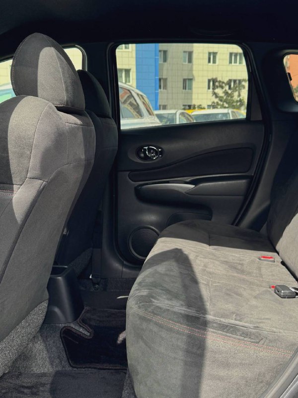 Задний ряд сидений Nissan Note Nismo ePower, вид через салон на задние двери и окна, тканевая обивка и пространство для пассажиров на заднем сидении.