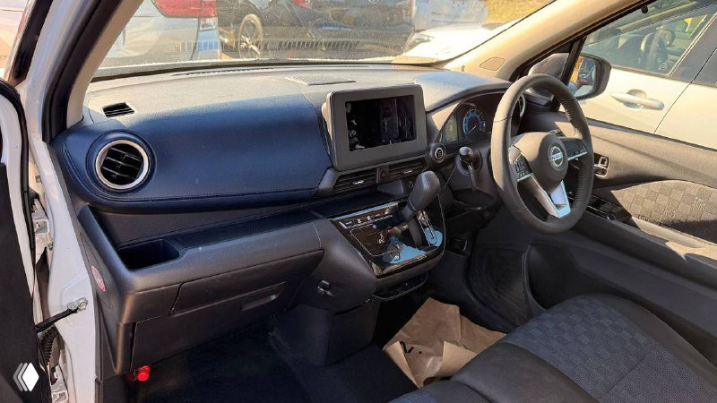 Салон и торпедо NISSAN DAYZ B44W 2021 — панель приборов, мультимедиа экран и передняя консоль, состояние интерьера видно на фото
