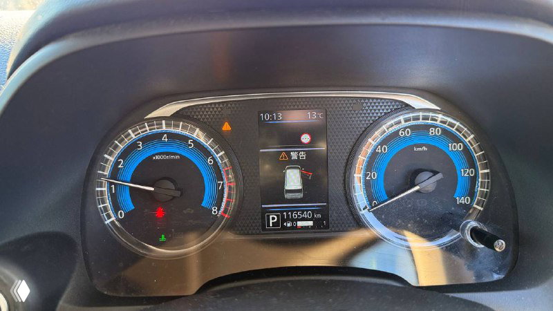 Щиток приборов NISSAN DAYZ B44W 2021 — тахометр, спидометр и бортовой экран, крупный план показывает пробег и индикаторы