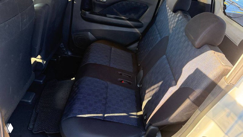 Задний ряд сидений NISSAN DAYZ B44W 2021 — тканевая обивка, состояние салона и места для пассажиров, фото сделано при дневном свете