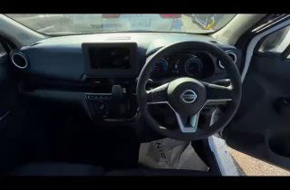 Рулевое колесо и панель управления NISSAN DAYZ B44W 2021 — общий вид кабины водителя, видны элементы управления и состояние руля