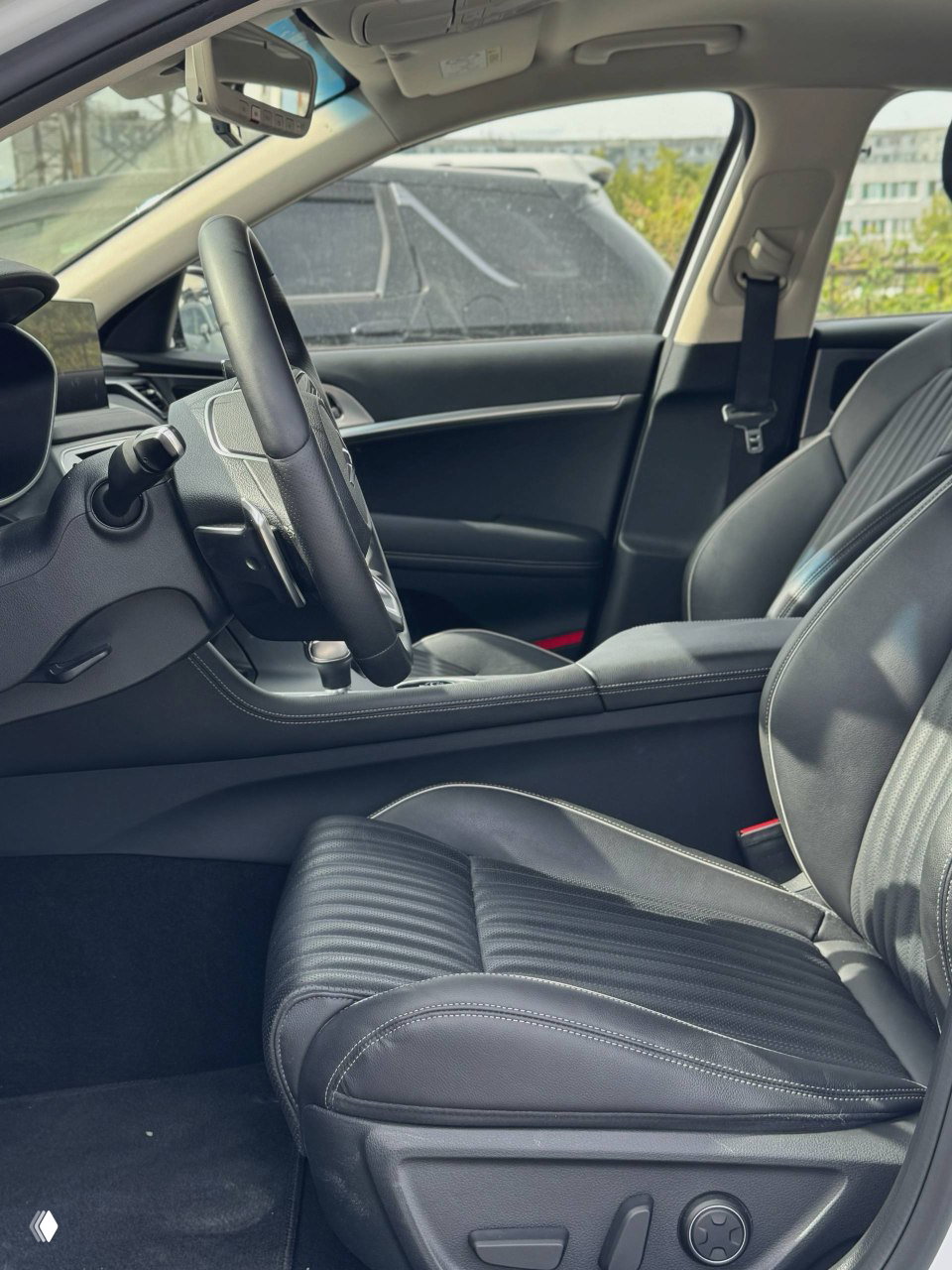 Вид водительского кресла и центрального тоннеля Genesis G70: кожа, регулировки и общий обзор интерьера спереди, фотография для документации состояния салона.