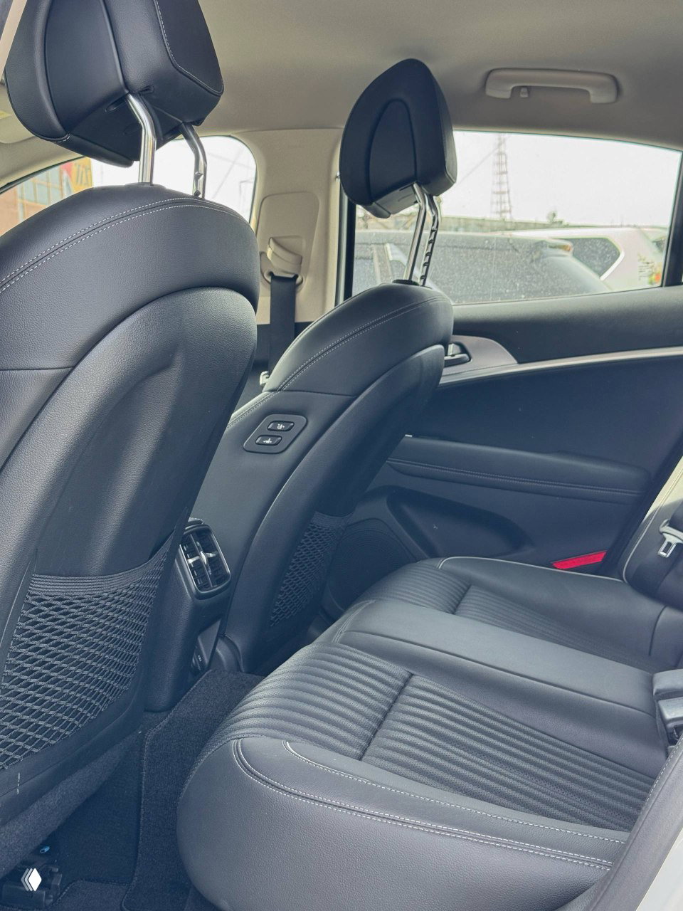 Задний ряд салона Genesis G70: кожаные сиденья, пространство для ног и вентиляционные решётки между передними креслами, снимок для оценки комфорта пассажиров.