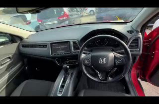 Вид на рулевое колесо и торпеду Honda Vezel 2020, мультируль, экран мультимедии и общая компоновка передней панели с хорошим обзором салона.