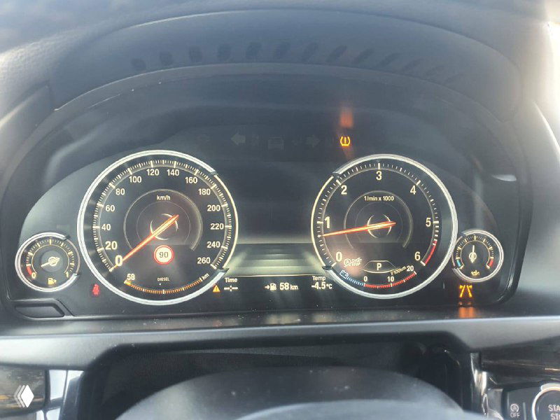 Приборная панель BMW X6: спидометр, тахометр и индикаторы на фоне включённой подсветки; видно показания пробега и состояния систем.