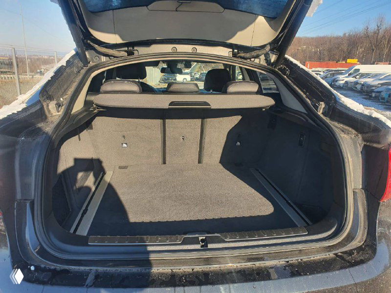 Открытый багажник BMW X6 xDrive30d 2018 — пустой грузовой отсек, видны обшивка и состояние пола багажника без груза.