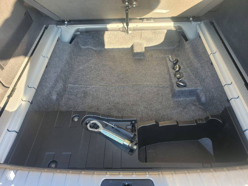 Подпол багажника BMW X6 с местом для инструмента и домкрата; видно расположение запасного отсека и комплектующих.