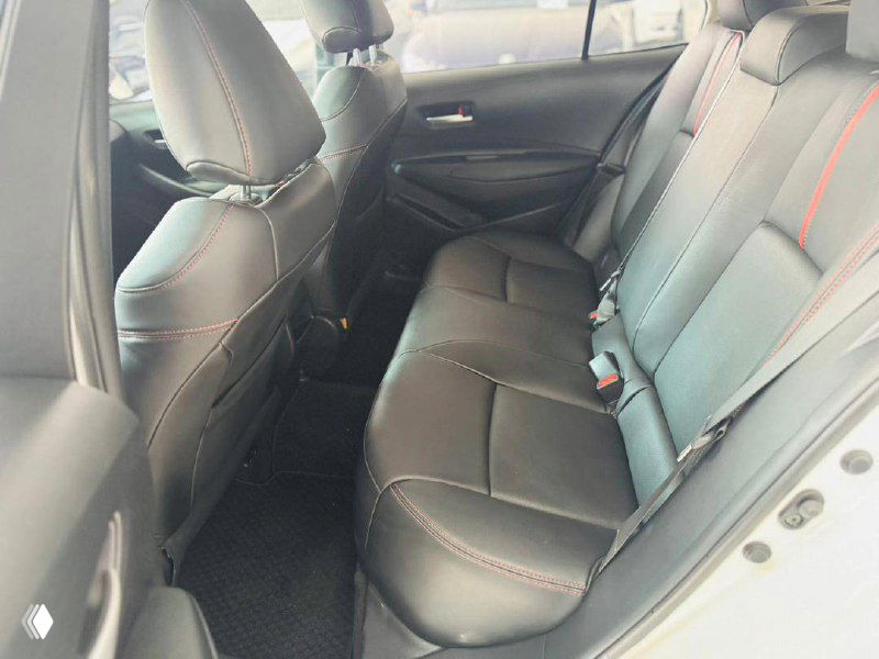 Фото заднего ряда сидений Toyota Corolla 2022 — трёхместный задний диван, общий вид пространства для пассажиров и состояние обивки.