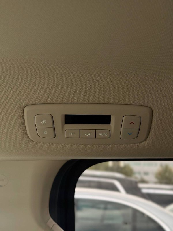 Панель управления потолочным освещением и климатом для пассажиров KIA Carnival, крупный план элементов регулировки и кнопок на потолке.