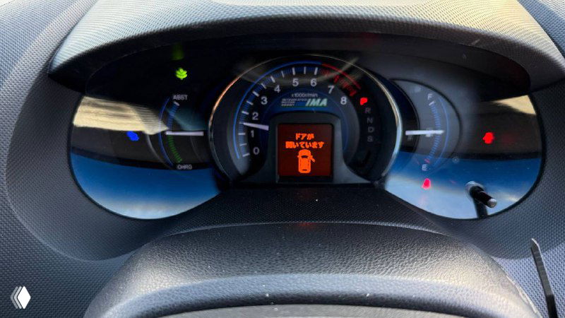 Крупный план приборной панели Honda Insight 2011: спидометр, индикаторы гибридной системы и информационный дисплей на приборной панели.