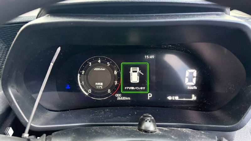 Цифровая приборная панель Toyota Raize 2021: показания спидометра и информационного экрана, кадр сделан крупным планом в салоне автомобиля.