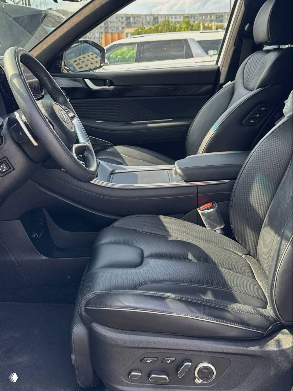 Панель селектора передач и кнопки P R N D рядом с режимами Drive и функцией Auto Hold — детальный вид блоков управления на центральном тоннеле.