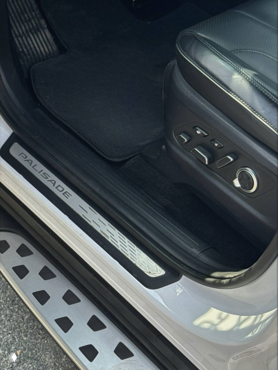 Вид на передние кресла Hyundai Palisade с кожаной обивкой, регулировками и центральным подлокотником — показано состояние и комфорт посадочных мест.