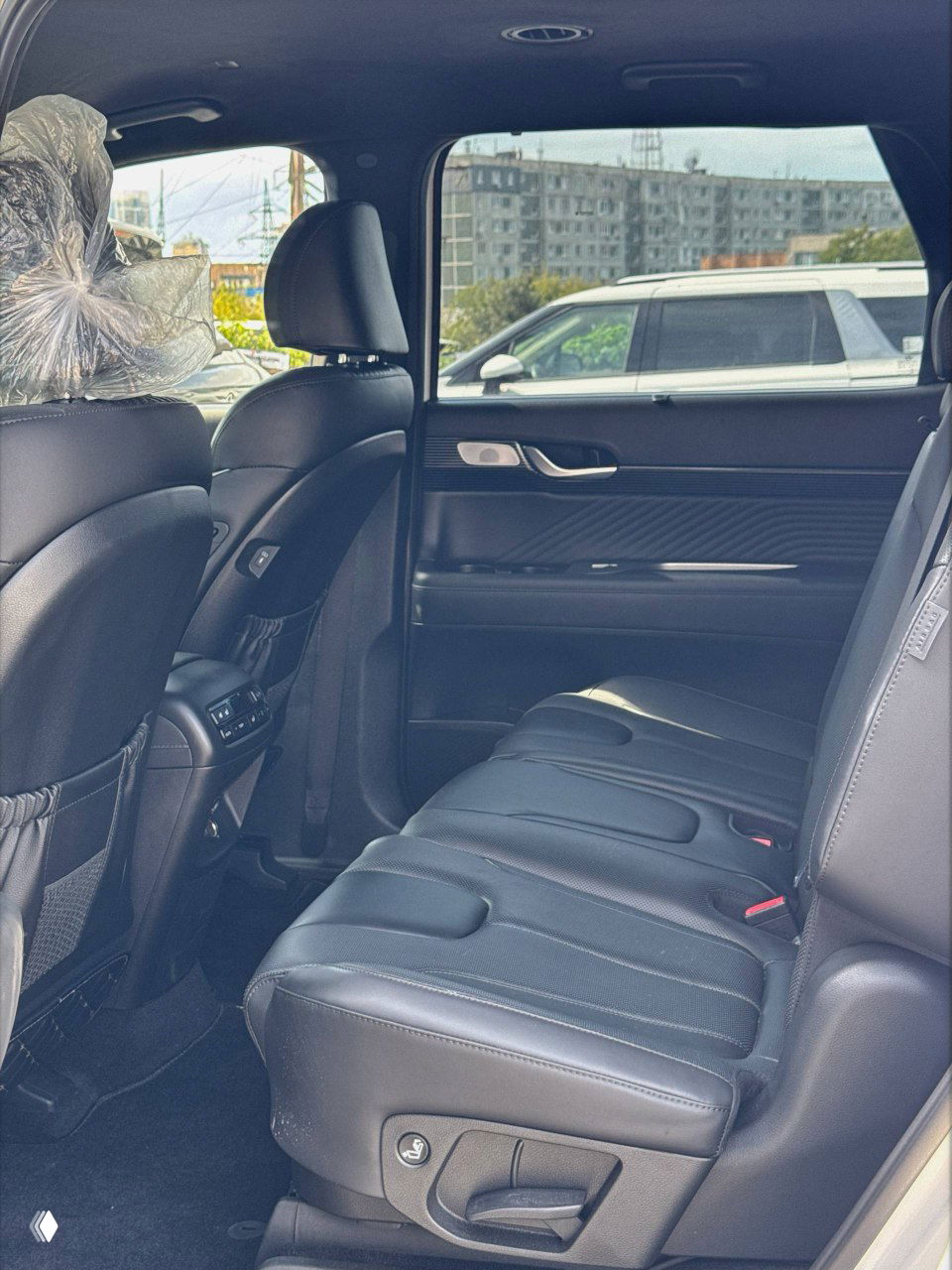 Порог двери с металлической накладкой PALISADE и защитной отделкой — крупный план порога для демонстрации оригинальных элементов и сохранности краски.