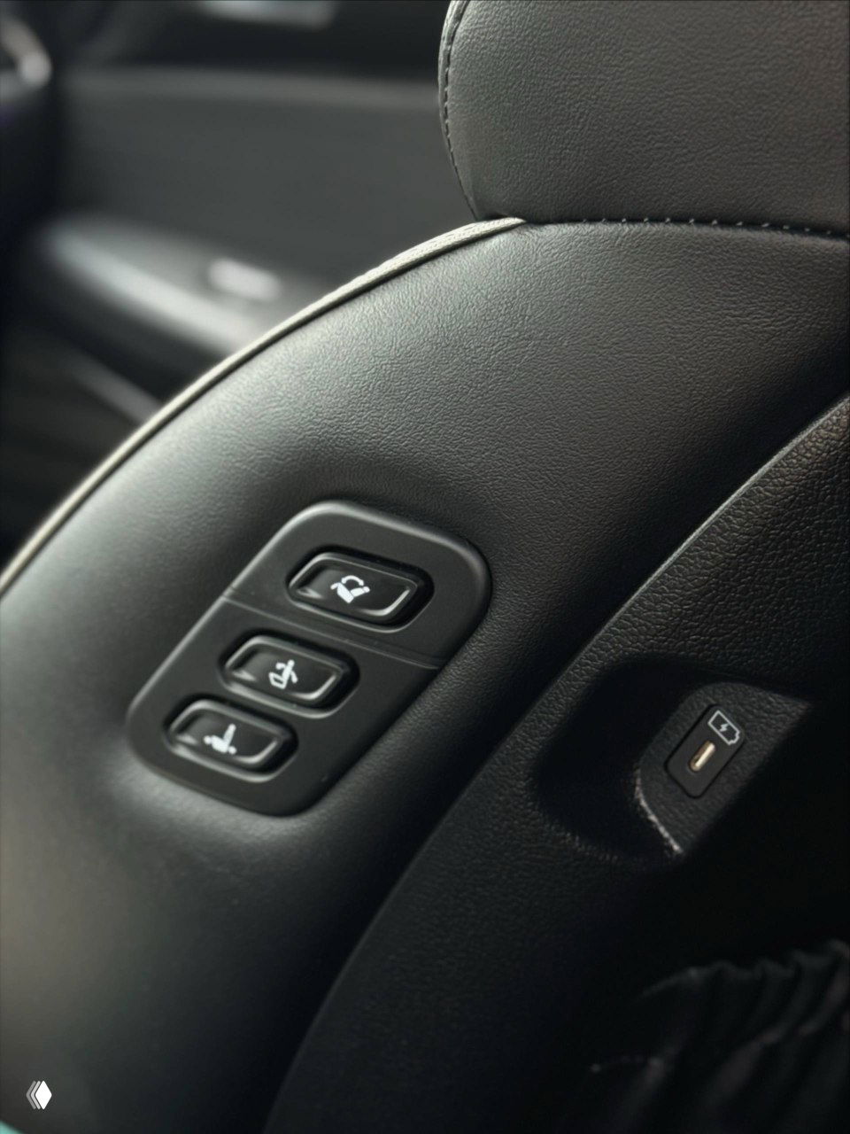 Задний ряд сидений Hyundai Palisade — второй ряд с кожаной обивкой, видны посадочные места, запас пространства и общее состояние салона второго ряда.