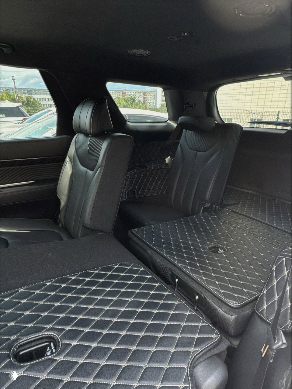 Крупный план кнопок управления положением сиденья и USB-порта на боковой панели — показаны элементы персонализации посадки и удобства для пассажира.