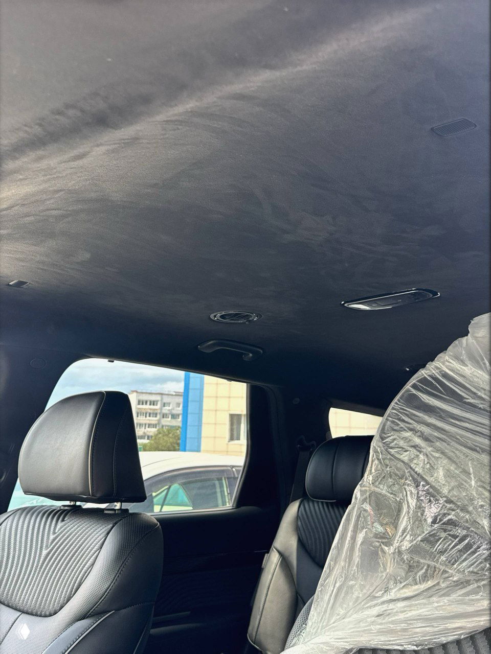 Потолок салона Hyundai Palisade с отделкой, плафонами освещения и общим видом верхней части интерьера — демонстрация материалов и сохранности потолочного покрытия.