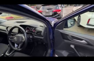 Короткое видео-превью салона Volkswagen T‑Cross 2022 с открытой дверью, обзор пространства и посадки водителя в кадре