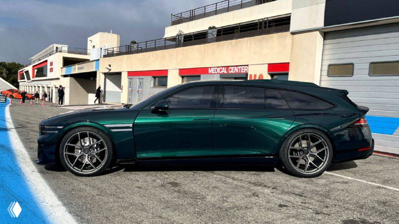 Профиль Genesis G90 Wingback Magma «Dr. Evil» на треке, удлинённый кузов универсала, пониженная линия крыши и спортивные диски крупно видны.