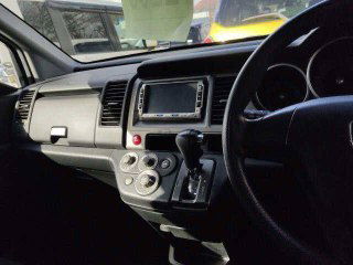 Центральная консоль и рычаг автоматической коробки передач Honda Crossroad 2008 — вид на элементы управления и мультимедиа.