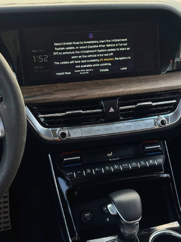 Центральная консоль и мультимедийный экран KIA Mohave, крупный план дисплея и декоративной отделки торпедо.