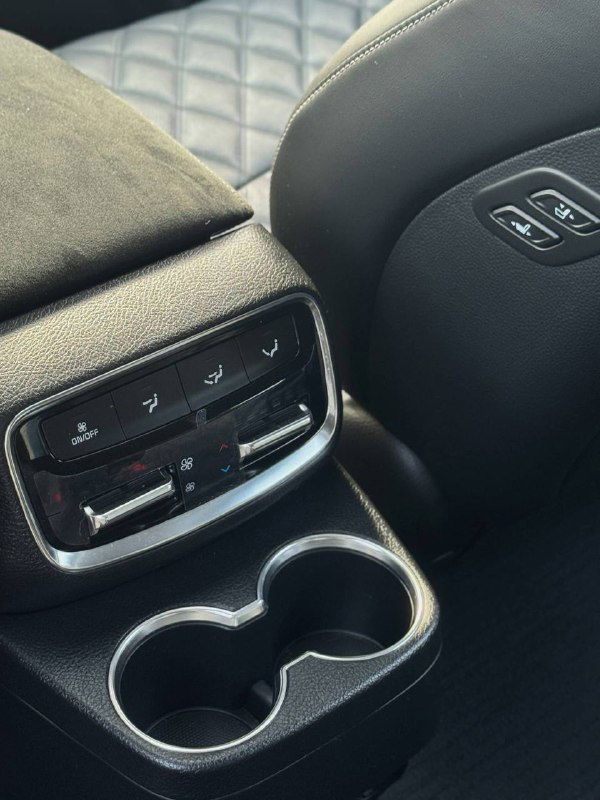 Блок климат-контроля и подстаканники для задних пассажиров KIA Mohave; крупный план элементов управления климатом на тоннеле.