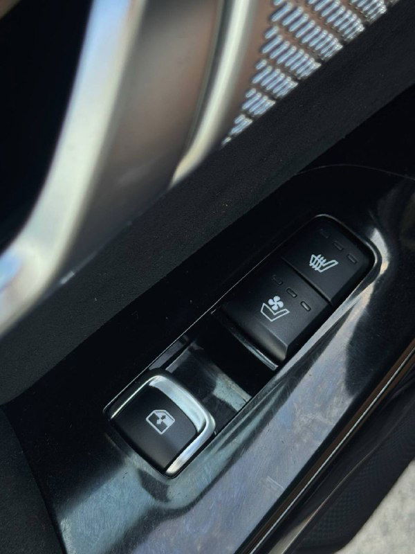 Блок кнопок у окна: управление стеклоподъёмниками и подогревом сидений в KIA Mohave; детальный вид контролов водителя.