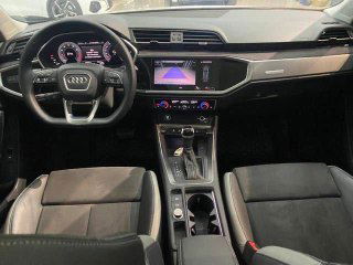 Передняя панель и руль Audi Q3: приборная панель, медиасистема и элементы управления в салоне автомобиля.