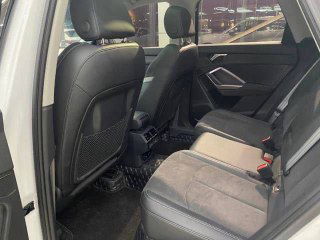 Задние сиденья Audi Q3: пространство для пассажиров, состояние обшивки и задняя часть переднего кресла с карманом.