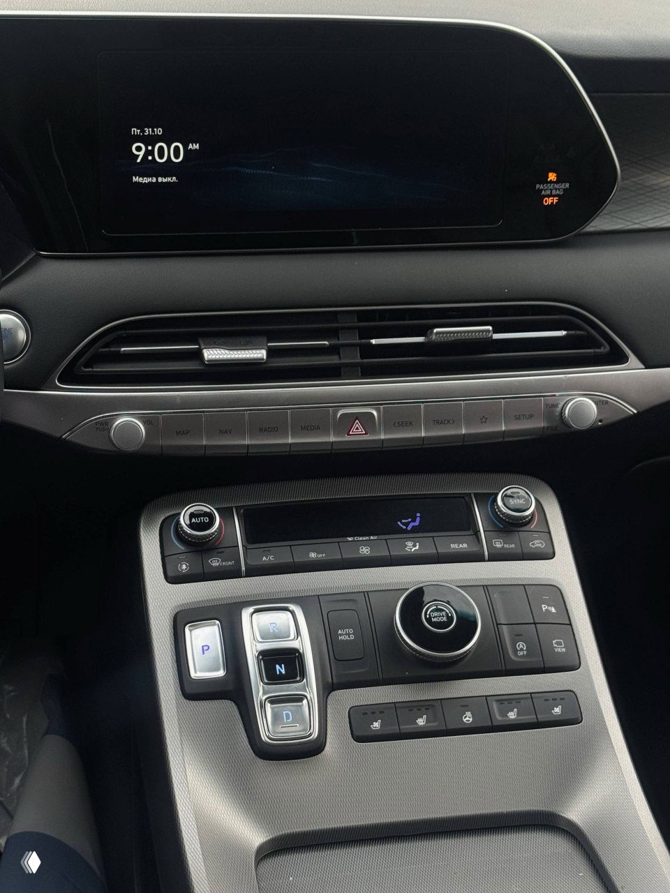 Центральная консоль и мультимедийный экран Hyundai Palisade: крупный дисплей, блок кнопок управления климатом и селектор режимов в металлической отделке.