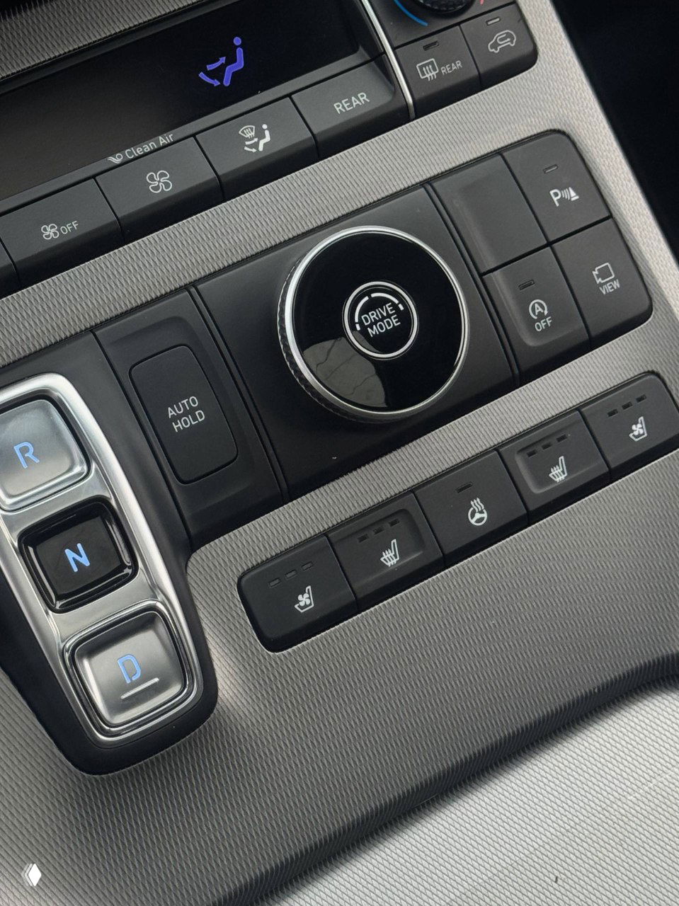 Кнопки управления режимами движения, обогревом сидений и электронный селектор на центральной консоли Hyundai Palisade — детальный вид элементов управления.
