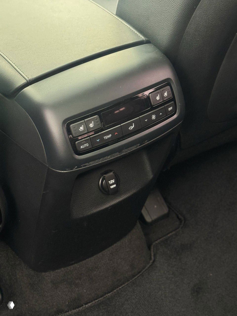 Детальный план блока управления климатом и розетки 12V в задней части центрального тоннеля, видны кнопки и индикаторы работы системы.