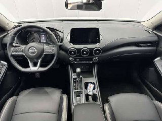 Салон Nissan Sylphy 2022: фото приборной панели, мультимедийного экрана и руля, видны материалы отделки и компоновка передней панели.