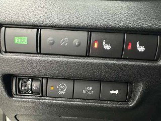 Крупный план панели с кнопками обогрева сидений, ECO и переключателями — демонстрация опций и состояния блока управления в Nissan Sylphy.