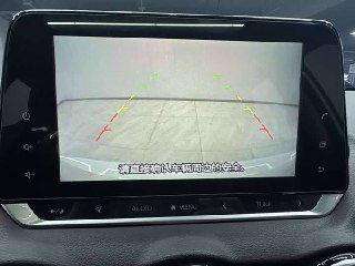 Экран камеры заднего вида Nissan Sylphy с разметкой парковки, изображение на мониторе мультимедийной системы в салоне.