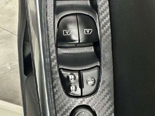 Кнопки управления стеклоподъёмниками и блок дверных переключателей в Nissan Sylphy 2022, показано состояние панелей и материалов.