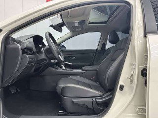 Фотография переднего сиденья и водительской зоны Nissan Sylphy 2022, показаны кресло, дверная панель и обзор из водительского места.