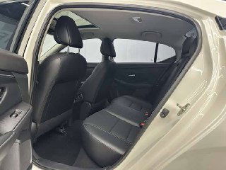 Фотография заднего ряда сидений Nissan Sylphy 2022, показано пространство для пассажиров, обивка и состояние сидений с открытой дверью.