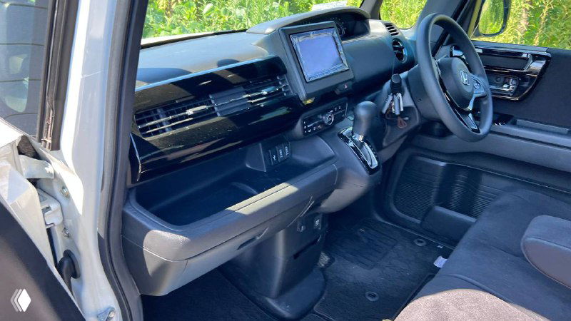 Интерьер Honda N BOX CUSTOM: центральная консоль, сенсорный дисплей, рычаг КПП и передние сиденья, общее состояние салона при осмотре.