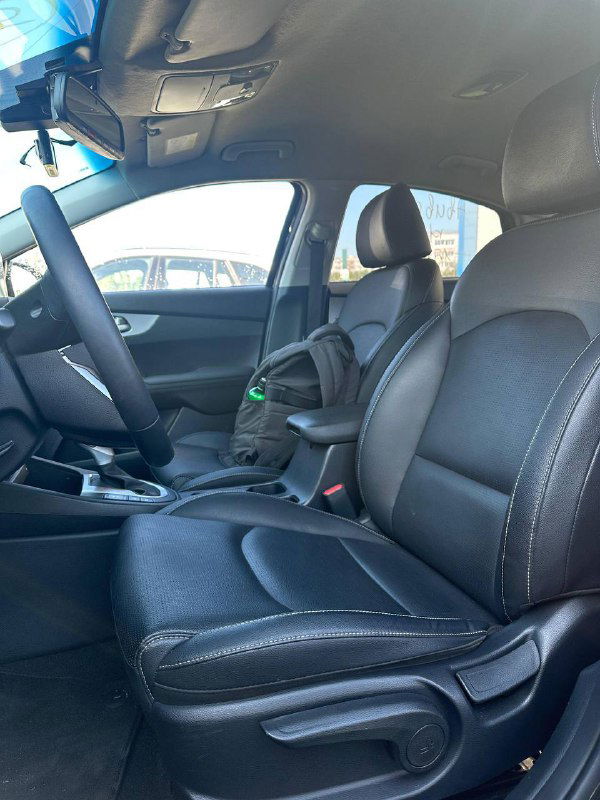 Передние кресла KIA K3 в кожано-тканевой обивке, общий вид салона со стороны водителя, показывает состояние сидений и пространство.