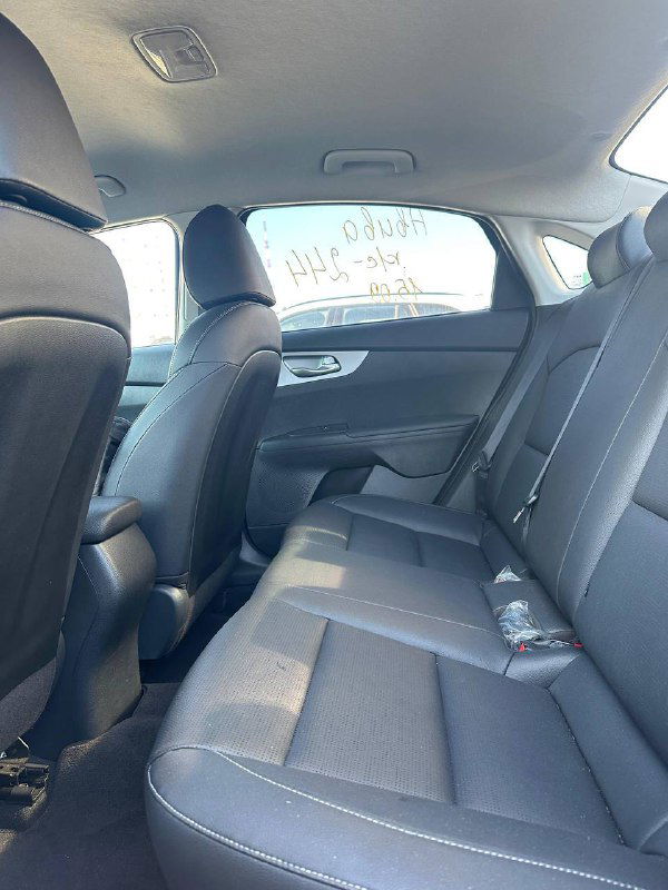 Задний ряд сидений KIA K3, вид купеобразного пространства для пассажиров, показывает состояние обивки и запас места для ног.