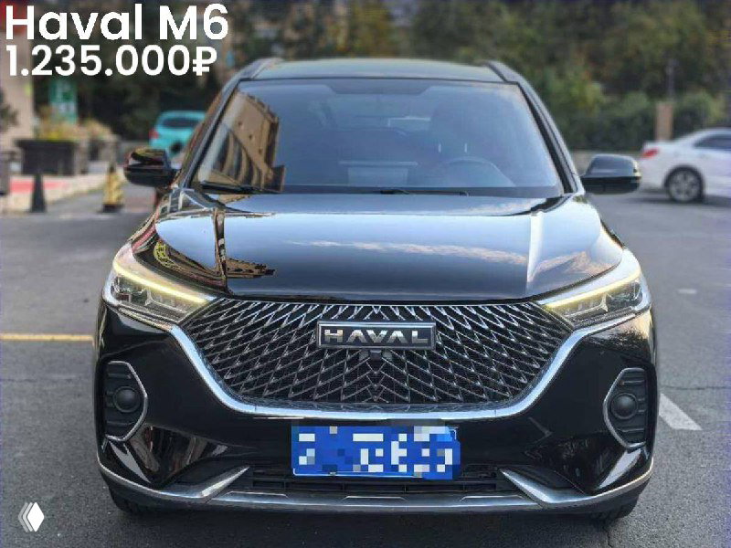 Чёрный Haval M6 крупным планом, фронтальный вид; видна хромированная решётка и наклейка с ценой 1.235.000₽ на изображении.