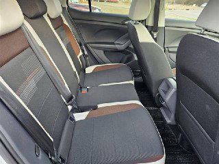 Задний ряд сидений Volkswagen T‑Cross 2021: демонстрация пространства для пассажиров, состояния обивки и ровной посадки задних кресел в салоне.