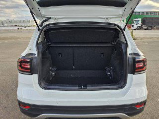 Открытый багажник Volkswagen T‑Cross 2021 на ярду: вид грузовой ниши, покрытия пола и общего объёма багажного отделения для оценки вместимости.