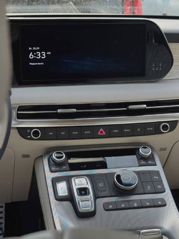 Центральная консоль рестайлингового Hyundai Palisade: широкоформатный экран мультимедиа, элементы управления климатом и джойстик селектора АКПП.